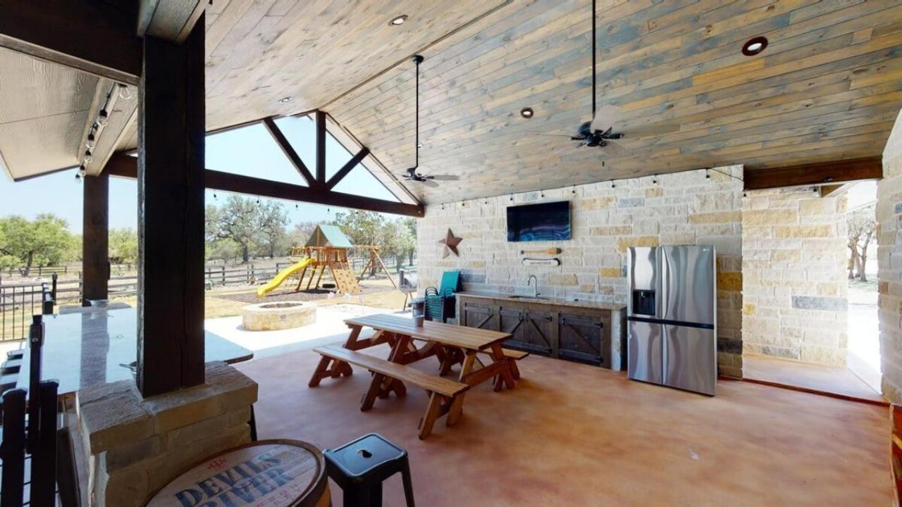 Heartstone Lodge Concan Exterior photo
