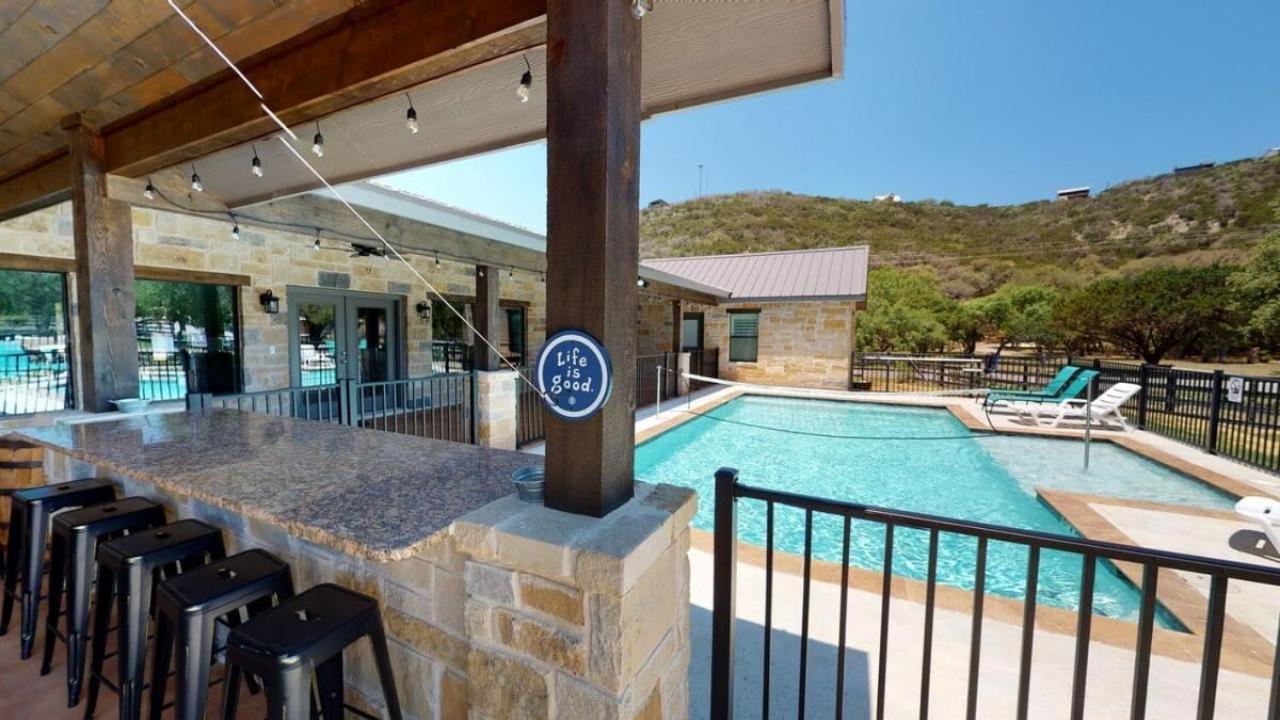 Heartstone Lodge Concan Exterior photo